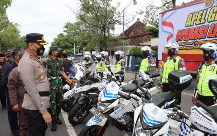 Dandim 0807/Tulungagung Letkol Czi Nooris Agus Rinanto saat apel pasukan Operasi Lilin Semeru 2022