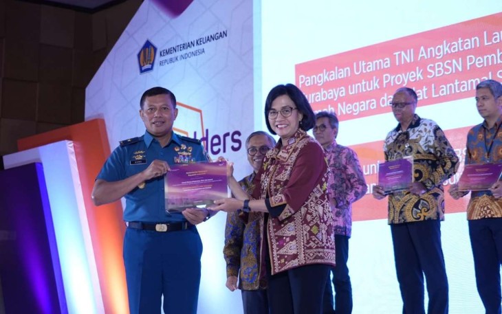 Laksma TNI Sawa mewakili TNI AL saat menerima piagam penghargaan SBSN dari Menkeu Sri Mulyani