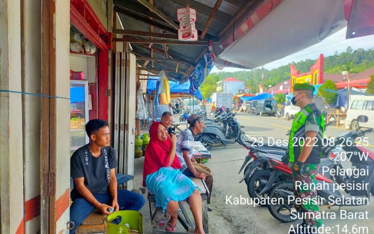 Babinsa Koramil 02/Ranpes saat komsos bersama warga binaan 