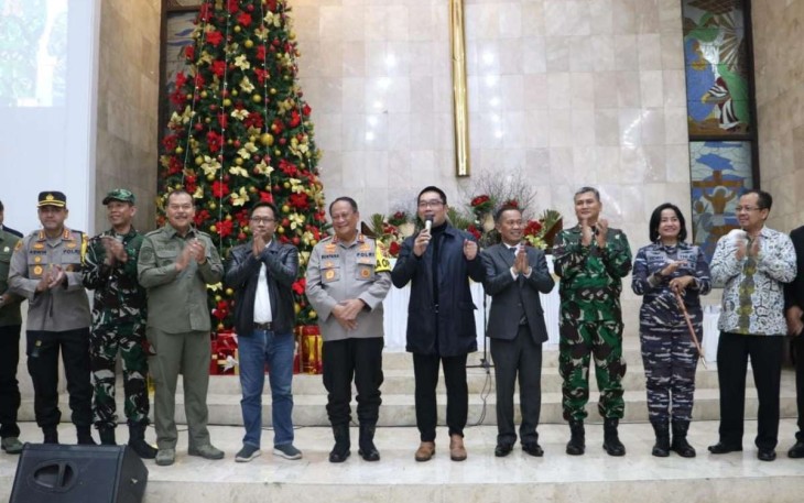 Foto bersama jelang ibadah Natal di Gereja Wilayah Bandung