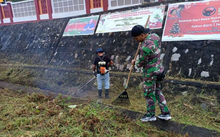 Pembersihan lingkungan gereja perbatasan 