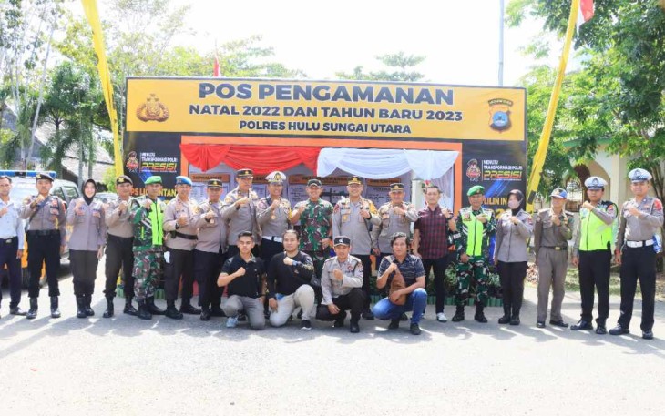 Foto bersama personil pos pengamanan Nataru