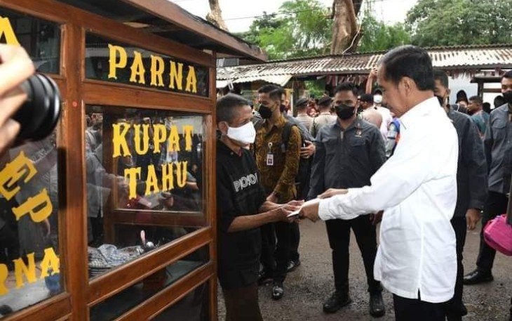 Presiden Joko Widodo memberikan bansos pedagang kaki lima di pasar Baru Kabupaten Subang, Selasa (27/12)