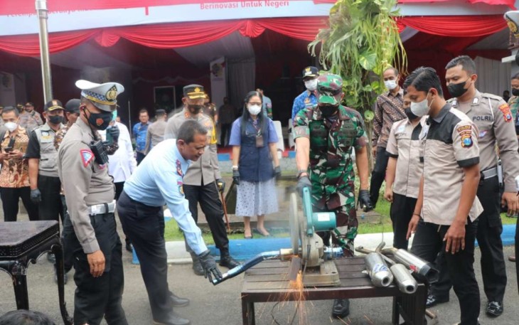 Dandim 0807/Tulungagung Letkol Czi Nooris Agus Rinanto saat memusnahkan barang bukti