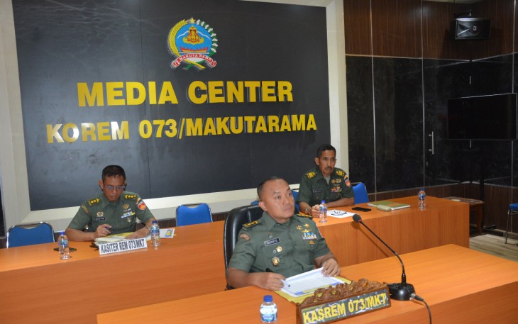 Kasrem 073/Mkt mengikuti pengarahan Kasdam IV/Dip melalui vicon