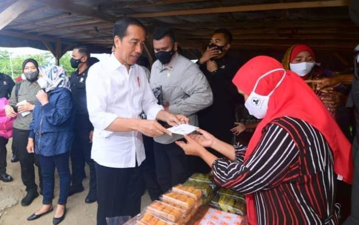 Presiden Joko Widodo memberikan bansos pedagang di Pasar Sila Kabupaten Bima, Provinsi NTB, Kamis (29/12)