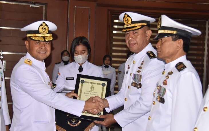 Kepala Staf Kolinlamil Laksma TNI Singgih Sugiarto saat memberikan cenderamata dalam acara purna bhakti 