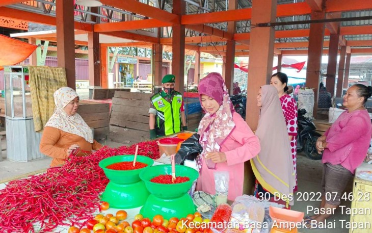 Sertu Zeldi Irwadi saat komsos bersama pedagang cabe di pasar tradisional 