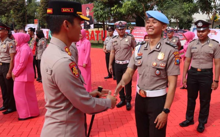 Kapolres Batu AKBP Oskar Syamsuddin saat memberikan ucapan selamat kenaikan pangkat 