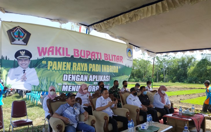 Ketua Komisi II DPRD Kabupaten Blitar Idris Marbawi (duduk paling depan paling kiri) Saat Hadiri Panen Raya Padi bersama Petani dan Wakil Bupati Blitar Rahmat Santoso Beserta Jajaran Terkaitnya