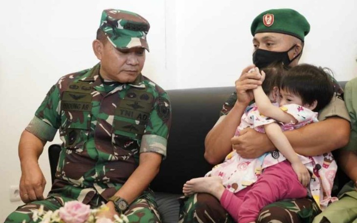Perasaan Haru Serda Fredrik, Putri Kembar Siamnya Dijenguk Kasad