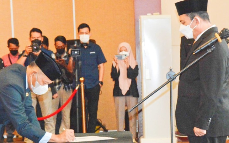 Gubernur Ansar Ahmad saat melantik Sekdaprov Kepri, Adi Prihantara, Selasa (26/4/2022)