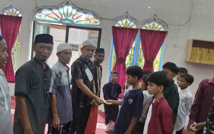 Chairum Lubis SH santuni anak yatim di Masjid Rahmat Medan. Senin (02/05/2022)