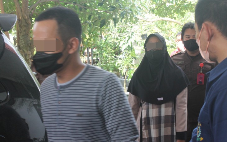 Suami istri oknum anggota Polres Blora saat menjalani pemeriksaan di Kejaksaan Negeri Blora