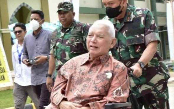 Danrem 091/ASN saat membantu mendorong kursi roda bapak Awang Faroek