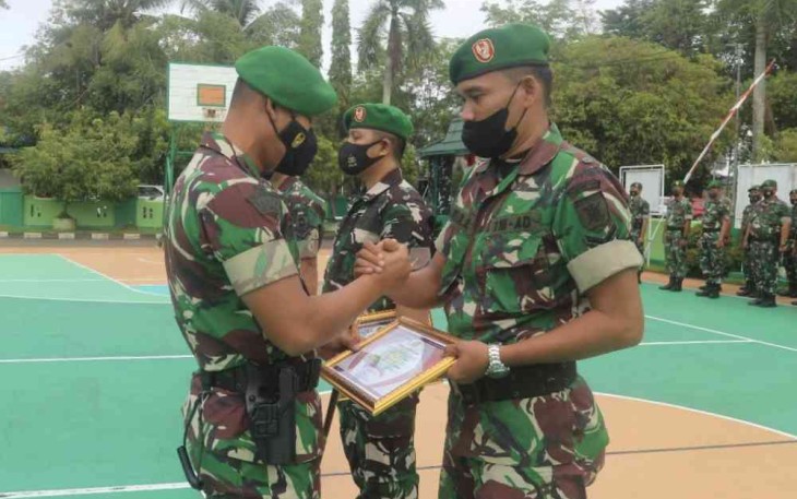 Dandim saat memberikan penghargaan prajuritnya pindah satuan