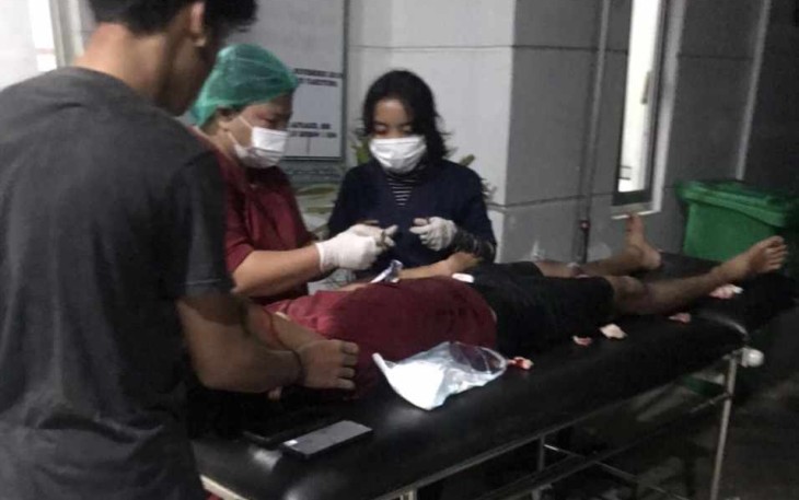 Warga mendapatkan perawatan intensif oleh tim medis setelah terdampak reruntuhan material dan bangunan yang ambruk oleh guncangan gempabumi M 6.0 di Kabupaten Tapanuli Utara, Sumatera Utara, Sabtu (1/10)