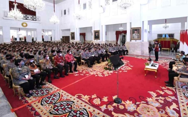 Presiden Joko Widodo memberikan pengarahan kepada jajaran Kepolisian Negara Republik Indonesia (Polri), mulai dari para pejabat utama Mabes Polri, Kapolda hingga Kapolres seluruh Tanah Air di Istana Negara, Jakarta, Jumat (14/10)