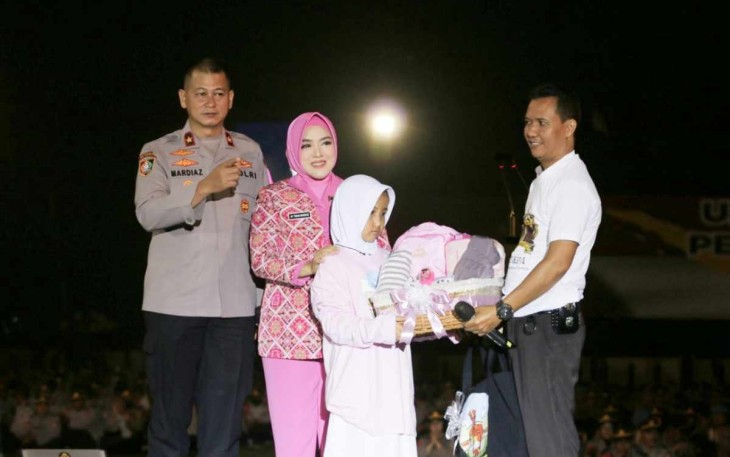 Rere Regina saat menerima santunan di malam tradisi perwira Setukpa Lemdiklat Polri 
