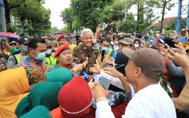 Ganjar Pranowo berjalan kaki saat menghadiri muktamar Muhammadiyah dan Aisyiyah ke-48 di Solo Jawa Tengah 