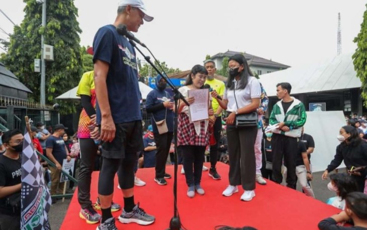 Anindha Gauri Naraswari penyandang disabilitas saat membacakan Surat Cinta Anti Kekerasan Seksual di halaman kantor gubernur Jateng. Minggu (27/11) 