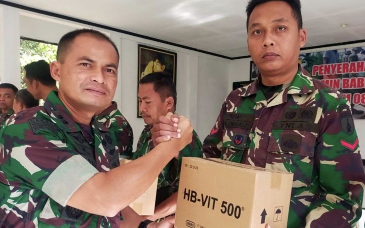 Dandim 0801/Pacitan Letkol Inf Roliyanto saat memberikan vitamin bantuan Kasad