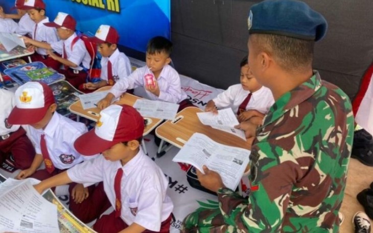 Siswa antusias belajar di lokasi pengungsian gempa Cianjur, Senin (12/12)