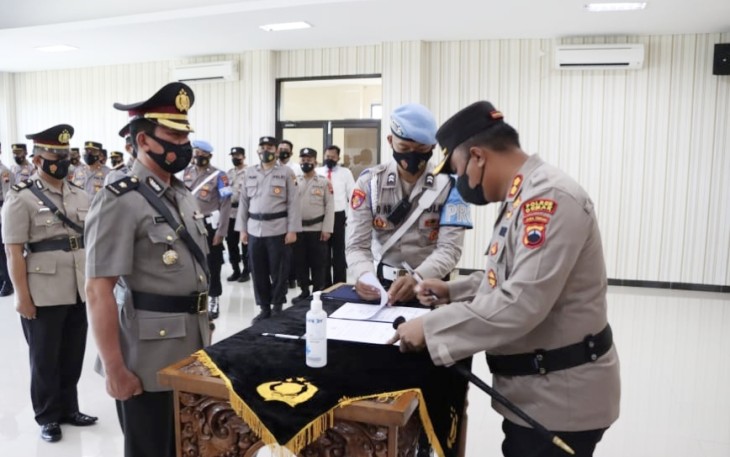 Kapolres Demak AKBP Budi Adhy Buono saat pelaksanaan sertijab personel, Selasa (13/12)