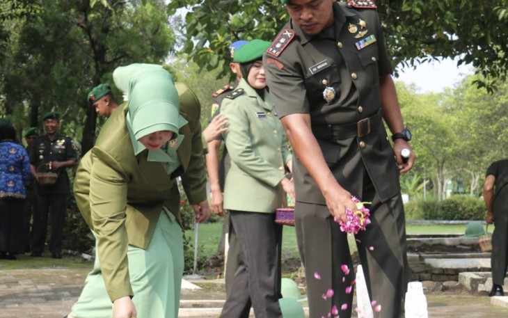 Dandim 0805/Ngawi Letkol Inf Adi Wirawan saat ziarah dan tabur bunga, Rabu (14/12)