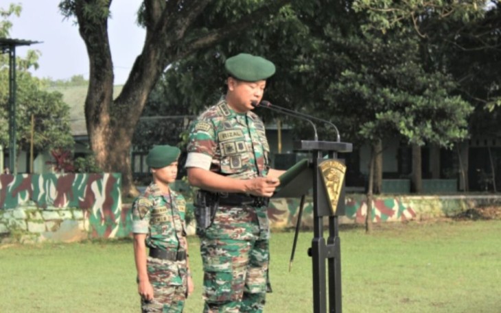 Danmenarmed 2 Kostrad Kolonel Arm Rizal Analdie saat membacakan amanat Kasad dalam upacara peringatan Hari Juang TNI AD 