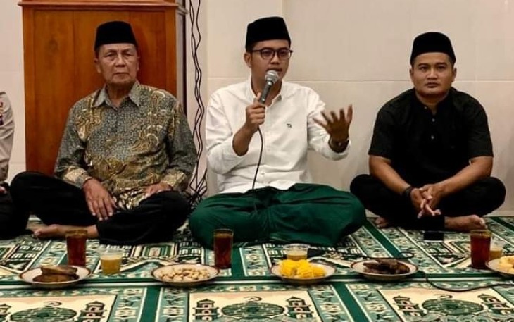 Ilyas Akbar Almadani (tengah), saat hadir dalam acara buka puasa bersama warga di Desa Botok, Kecamatan Kerjo, Kabupaten Karanganyar, Kamis (28/4/2022).