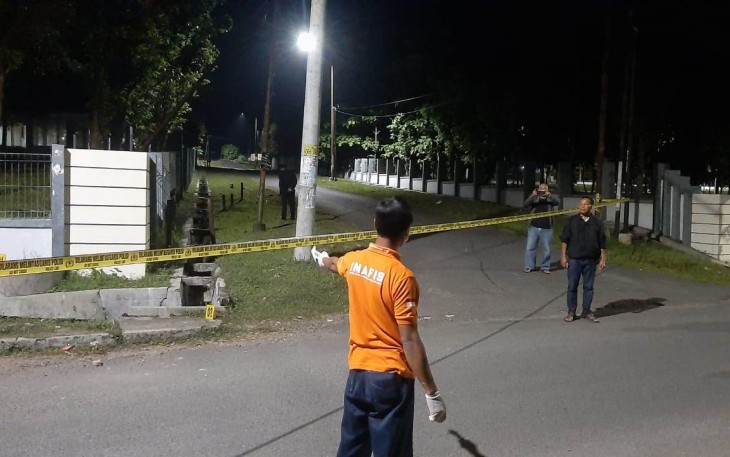 Anggota Polres Blora memasang garis polisi di lokasi kejadian.