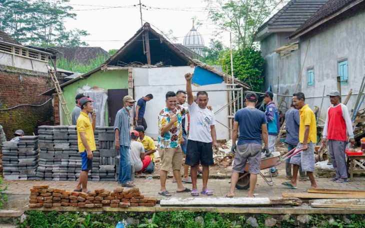 Warga .Murcoyo Rt 18/05 saat melakukan bedah rumah, Kamis (10/11/2022)