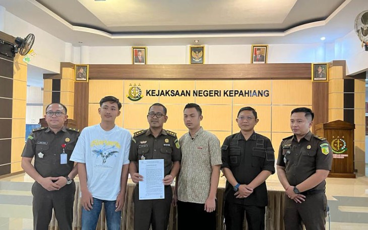 Kejari Kepahiang saat gelar penghentian penuntutan terhadap dua orang tersangka di Kantor Kejari Kepahiang, Selasa (11/10/2022).