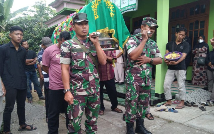 Anggota Koramil 0806/01 Trenggalek saat Ikuti Prosesi Pemakaman Almarhum Purnawirawan TNI