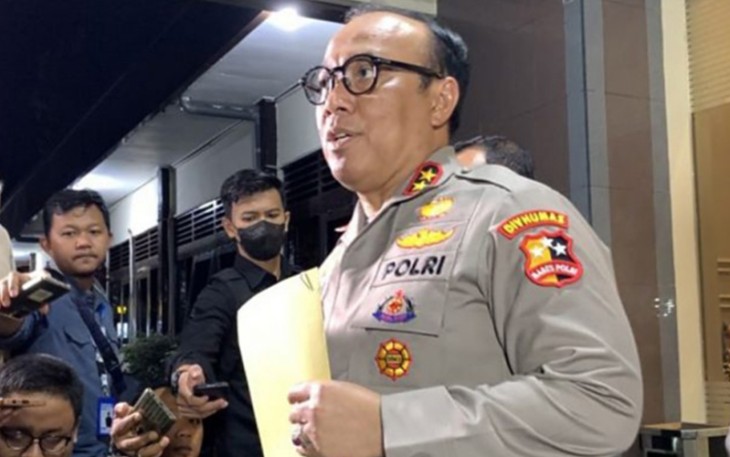 Kadiv Humas Mabes Polri Irjen Pol Dedi Prasetyo dalam keterangan resminya, Senin (3/10/2022) malam, di Mapolres Malang. (Foto: Asral)