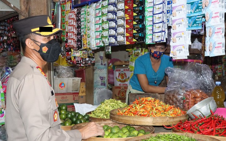 Kapolres Karanganyar AKBP Danang Kuswoyo saat mengunjungi salah satu lapak pedagang di pasar.