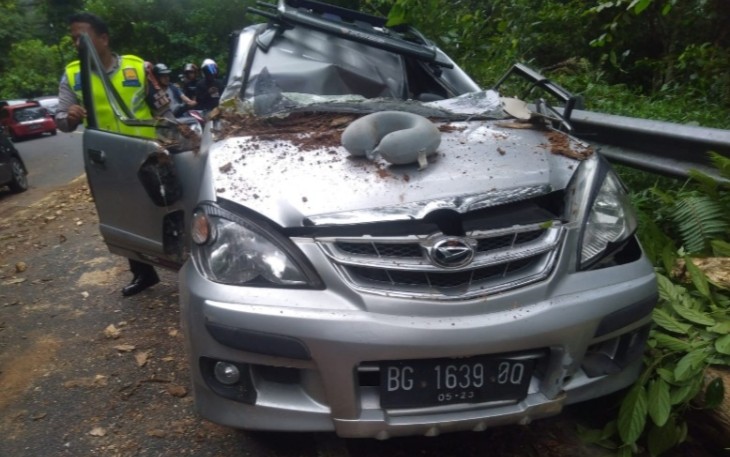 Pasca kejadian, atap mobil ringsek 