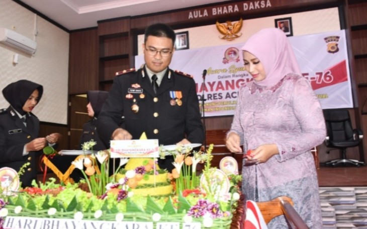 Wakapolres didampingi Wakil Ketua Bhayangkari Cabang Aceh Timur Ny. Kiky Ferdi Dakio saat potong tumpeng