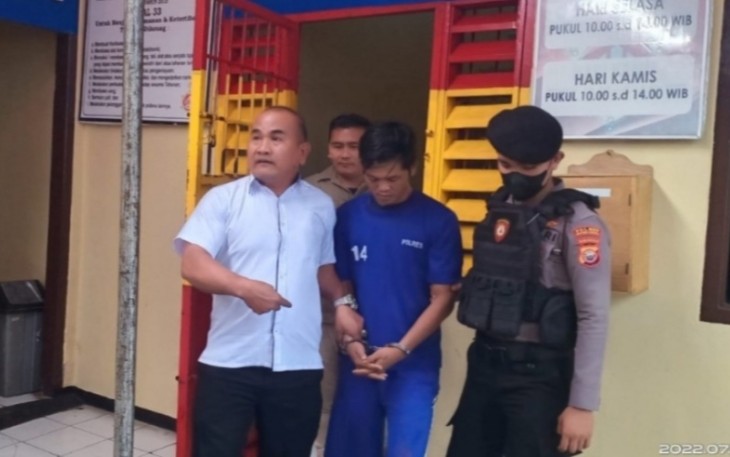 Tersangka saat diamankan aparat