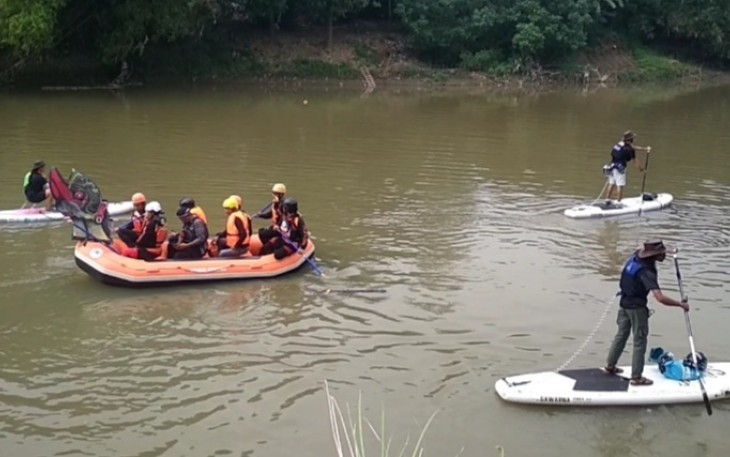 Tim peserta ekspedisi bersama Komunitas Stand Up Paddle Indonesia melintasi Bengawan Solo, Sabtu (16/7/2022).