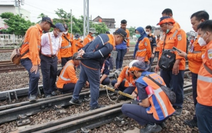 Petugas KAI Daop 4 Semarang lakukan upaya meminimalisir potensi bahaya yang mengganggu perjalanan kereta api.