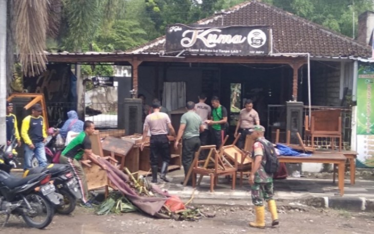Anggota Koramil, Polsek Cepu,  kelurahan Balun dan pihak terkait membantu warga yang terdampak banjir Cepu.