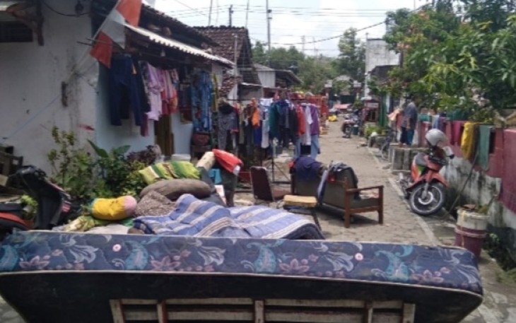 Warga terdampak banjir sedang menjemur perabotan rumah tangga yang basah karena banjir.