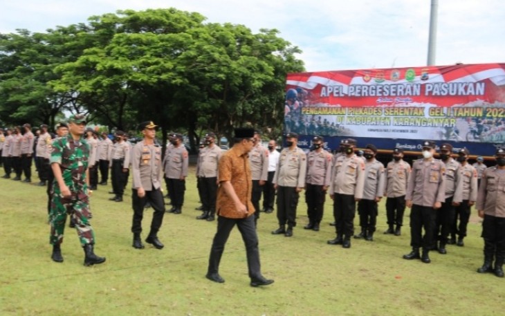 Apel Pergeseran Pasukan dalam rangka Pengamanan Pilkades Gelombang I, di Alun–Alun Karanganyar, pada Selasa (8/11/2022).