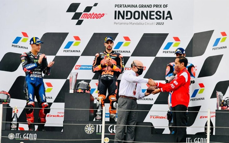Usai penyerahan trofi, Presiden RI Ir H Joko Widodo foto bersama Dorna dan Sang Juara Event MotoGP Mandalika, Minggu (20/03/2022)