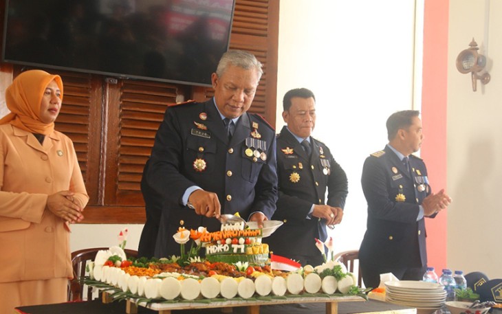 Pemotongan tumpeng oleh Kepala Kanwil Kemenkumham Banten (Tejo Harwanto) dan Penasehat Dharma Wanita Persatuan Kemenkumham Banten (Sri Susilarti Tejo Harwanto).