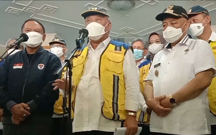 Menteri PUPR, Basuki Hadimuljono, didampingi Menpora, Zainudin Amali, usai meninjau langsung lokasi Stadion Kanjuruhan, Kamis (13/10/2022).