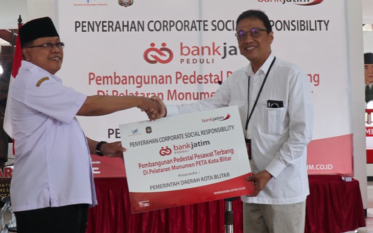 Walikota Blitar Santoso saat terima CSR dari Bank Jatim secara simbolis.