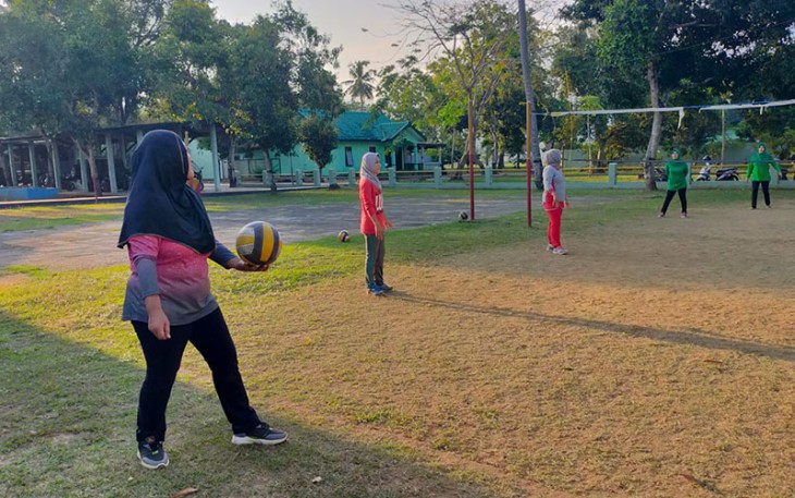 Anggota Persit KCK Cabang XV saat Olah Raga Bola Voly